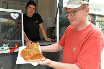 So punktet das Freiberger Bergstadtfest mit internationaler Küche - 5 Tipps der Redaktion - Redakteur Steffen Jankowski probiert bei Tatjana Junghänel ukrainische Chebureki.