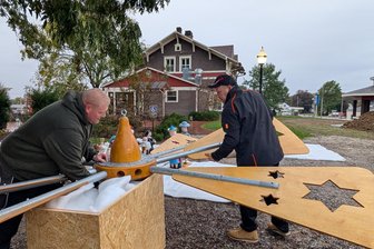 So punktet Holzkunst aus dem Erzgebirge auf dem Christkindlmarkt in Ferdinand/USA - Tobias Fritzsch, l. und Matthias Schiebold beim Aufbau der Pyramide in Ferdinand/USA.