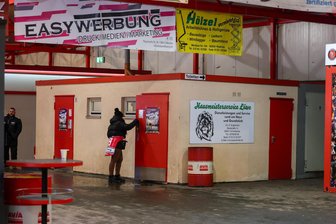 So reagieren die Eispiraten Crimmitschau auf den Toiletten-Ärger: „Wir bedauern, dass es nicht reibungslos lief“ - Toiletten gelten im Kunsteisstadion im Sahnpark als Mangelware. Der Container befindet sich hinter der Sponsoren-Lounge.