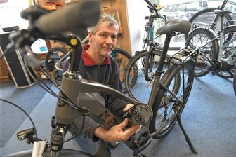 So reparierst du dein Fahrrad selbst - und welcher Promi einen VHS-Kurs besucht - Jens Foltyn (im Bild) und Jens Erler vom Bike Eck in Freiberg bieten am 13. März über die VHS einen Fahrrad-Reparaturkurs an. Es gibt noch freie Plätze.