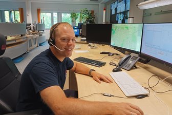 So rettet ein Vogtländer Leben: Beim Bäcker, auf der Autobahn und in Amerika - Rosario Roth an seinem Arbeitsplatz in der Regionalleitstelle in Zwickau. Betrieben wird die Einrichtung des Rettungszweckverbandes Südwestsachsen von der Berufsfeuerwehr.