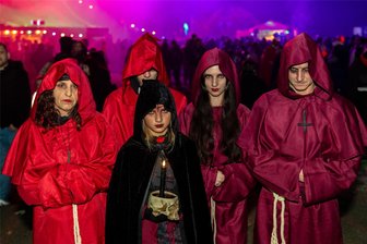 So schaurig-schön ist das Halloween-Gruselspektakel Zone 22 im Freizeitpark Plohn - Haben die Macher der Zone 22 in diesem Jahr die Inquisition wieder aufleben lassen? Denkste! Diese gruseligen Gestalten waren keine Darsteller, sondern Besucher.