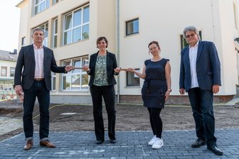 So schick ist der neue Rochlitzer Hort - Für den Nikolaushort beginnt eine neue Ära: Als symbolische Geste überreichten OB Frank Dehne (l.) und Vereinschefin Claudia Dobritz (3. v. l.) im Beisein von Diakonie-Geschäftsführer Bernd Merkel je einen Staffelstab an die Vorsitzende der Diakonie Sabine Schulze. 