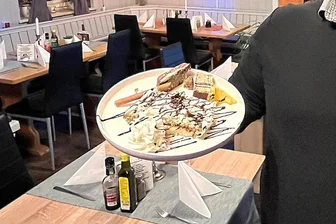 So schmeckt das Dubai-Tiramisu bei einer Pizzeria im Vogtland - Alessandro Renis, der Wirt des „La Torre“ in Rotschau, mit selbst kreierter Dubai-Schokolade und Dubai-Tiramisu.