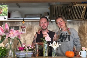 So schmeckt der Erzgebirgskrimi: Ein Blick in die Kochtöpfe am Filmset - 2014 haben sich Ronny Ebert und Kristina Peschel mit ihrem Cateringunternehmen „Bissfest“ selbstständig gemacht.
