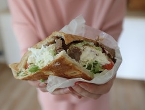 Im Neubaugebiet in Mittweida hat der neue Döner-Imbiss Miro eröffnet. Die "Freie Presse" hat den Döner probiert.