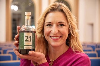 So schmeckt Stefanie Hertels Kräuterschnaps - Stefanie Hertel und ihr 21-Kräuter-Schnaps. Bei ihrer Lesung in der Aula der Oberschule Oelsnitz gab es davon eine kleine Geschmacksprobe.