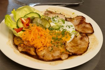 So schmeckte die DDR: Wo im Erzgebirge Warmes Eckchen, Jägerschnitzel und Schaschlik auf den Tisch kommen - Warmes Eckchen wird in der „Kantine Ikarus“ in Annaberg-Buchholz immer mit kurz angebratenem Schweinebraten auf Brot vom Schulz-Bäcker serviert. Das Brot gleicht dem aus DDR-Zeiten. Es bleibt trotz der Bratensoße fest.