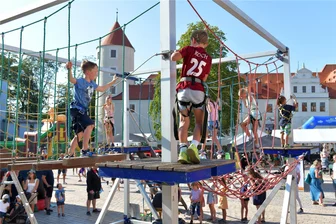 So schön feiern die Freiberger mit ihrer Wohnungsgenossenschaft: XXL-Hochseilgarten, Blaulichtmeile und Sydney Youngblood - Der XXL-Hochseilgarten war zur Geburtstagsparty der Wohnungsgenossenschaft Freiberg am Samstag ein Renner.