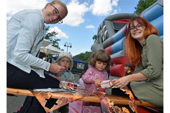 So schön feiern die Niederbobritzscher Feuerwehrfest - Bastelangebot für den Feuerwehrnachwuchs: Lena und Karl mit ihren Muttis Marie Zitzke (r.) und Magdalena Gerwel.