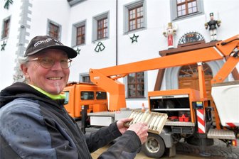 So schön finden Freiberger den Weihnachtsbaum auf dem Obermarkt - Stadtmitarbeiter Jens Zimmermann betreut die Beleuchtung am Freiberger Christmarkt.