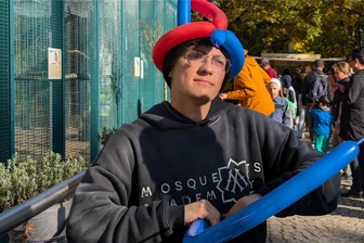 So schön gruselig war das Herbstfest im Freiberger Tierpark - Großer Andrang bei den Luftballontieren: von Hund bis Giraffe reichten die Wünsche.