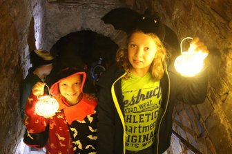 So schön gruselt es sich auf Schloss Augustusburg - Marie und Nico (v.l.) hatten sich zur Grusel-Hexen-Führung auf Schloss Augustusburg als Fledermäuse verkleidet.