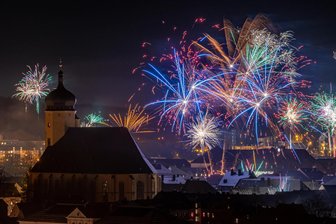 So schön haben die Erzgebirger den Jahreswechsel gefeiert - Blick auf die Bergkirche St. Marien in Marienberg: Zum Jahreswechsel leuchte der Himmel in vielen Farben.
