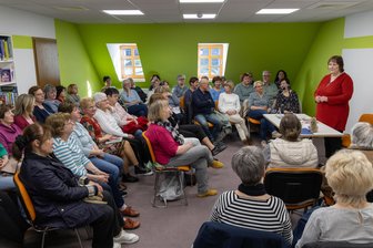 So schön ist Auerbach: Autorin aus dem Ruhrpott widmet ihrer Herzensstadt im Vogtland einen Liebesroman - Petra Schulz stellt in Auerbach ihren Roman „Das Auerbacher Leinenkissen“ vor.