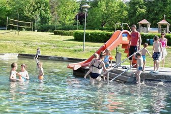 So schön ist das sanierte Freibad von Bad Brambach - Nach einer Sanierung kann das Freibad in Bad Brambach seit dem 1. Juni genutzt werden.