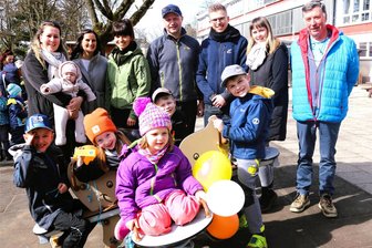 So schön ist die neue Federwippe für die Kinder der Kita „Pfiffikus“ Niederwiesa - Die Vertreter des Lionsclubs Flöha/Augustusburg Frank Buschbeck, (4. v. r.), Felix Erdmann (3. v. r.) und Werner Sieber (r.) waren zur Einweihung einer Federwippe in der Kita „Pfiffikus“ Niederwiesa zu Gast.