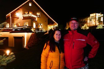So schön lassen Erzgebirger ihre Häuser erstrahlen - Jacqueline und Bernd Hofmann vor ihrem Lichterhaus.