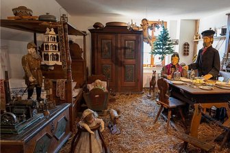 So schön wäre die Weihnachtsausstellung im Museum Falkenstein - Auf den Dielen der vogtländischen Bauernstube im Heimatmuseum Falkenstein liegt zur Weihnachtsschau Stroh, der Weihnachtsbaum hängt an der Decke und das Neunerlei steht auf dem Tisch.