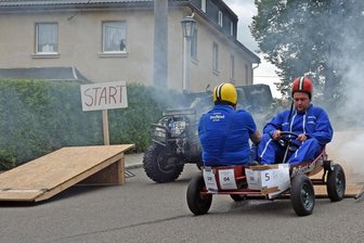 So schön war das Clausnitzer Meppelrennen: Im Doppelsitzer geht es abwärts - Die Zuschauer staunen zum Meppelrennen in Clausnitz zum 572. Jahrmarkt: Steve (r.) und Sven rauschen als Doppelsitzer talwärts. Der Nebel ist Show am Start.