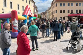 So schön war das Frühlingsfest in Freiberg: Kreisstadt lockt am Sonntag viele Besucher an - Die Freiberger Altstadt - hier ein Blick vom Schlossplatz in die Burgstraße - war am Sonntag zum Frühlingsfest gut besucht.