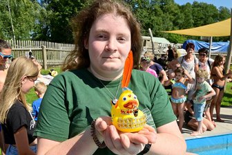 So schön war das Heimatfest in Tirpersdorf - Lisa-Marie Ponicki und ihre mit Strasssteinen geschmückte Gewinner-Ente beim Entenrennen von Tirpersdorf.