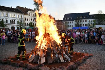 So schön war das Hexenfeuer in Rochlitz - Geschätzt an die 1000 Besucher strömten am 30. April auf den Markt, um die lodernden Flammen inmitten der Stadt zu bewundern.