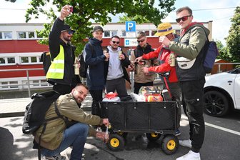 So schön war der Männertag im Zschopau- und Flöhatal - Männertag 2025: Die wandernde Reisegesellschaft der Burschen aus Ebersdorf und Niederwiesa hat alles an Bord des Bollerwagens.