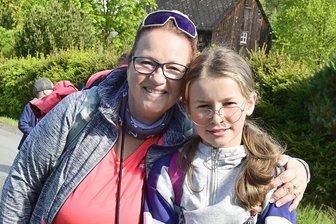 So schön war die Erlbacher Bergwanderung 2026 - Vor elf Jahren lag Helene Weller aus Adorf noch im Kinderwagen, war damals die jüngste Teilnehmerin an der Bergwanderung und am Sonntag mit ihrer Mutter Anja wieder unterwegs.