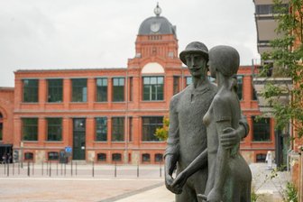 So schön wird das Herz von Flöha: Erstes Teilstück des neuen Marktplatzes freigegeben - wofür die neue Plastik steht - Symbol der deutsch-französischen Partnerschaft: die Plastik von Gottfried Kohl an der Alten Baumwolle in Flöha.