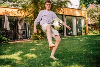 So schützen sich Hobby-Fußballer vor Knieverletzungen - Heute Garten-, morgen Mannschaftstraining: Wer Hüfte, Rumpf und Beine stabilisiert, senkt das Risiko für typische Fußball-Knieverletzungen.
