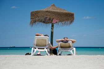 So schützen sich Reisende vor Krankheiten - Entspannt am Strand: Wer sich vorher kurz mit möglichen Gesundheitsrisiken auseinandersetzt, ist im Urlaub relaxter. Sonnencreme nicht vergessen!