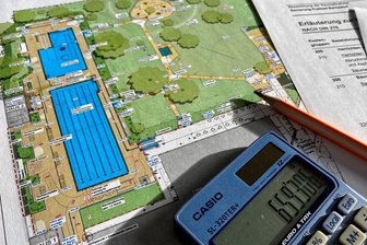 So sehen die Pläne für das neue Freibad in Chemnitz aus - Das Gelände des Freibades Bernsdorf in Chemnitz samt Becken soll größtenteils neu gestaltet werden. Ob es dabei bleibt, entscheidet am Mittwoch der Stadtrat.