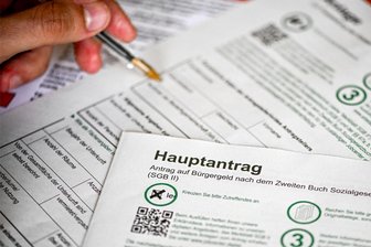 So sehen die schärferen Sanktionen beim Bürgergeld aus - In einem Jobcenter liegt ein Antrag auf Bürgergeld. Dieses soll gekürzt werden, wenn der Bezieher sich hartnäckig weigert, einen Job anzunehmen.