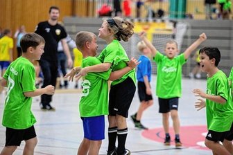 "So sehen Sieger aus" - Spalier für die Gewinner - Grenzenloser Jubel bei den Oberlosaer Grundschülern, die das Finale knapp mit 4:3 gegen die Astrid-Lindgren-Grundschule aus Plauen gewannen. Zurück an der Grundschule erwartete die Oberlosaer Minihandballer eine große Überraschung.