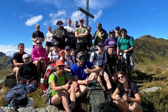 So setzen Reichenbacher Schüler in den Alpen ein Zeichen - auch „für mehr Authentizität in den sozialen Medien“ - Die Schüler auf dem Gipfel des Kreuzjochs in den Kitzbüheler Alpen.