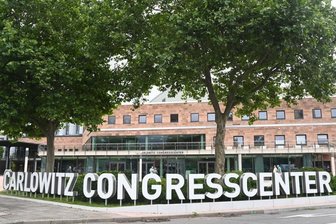 So sieht das neue Carlowitz-Congress-Center von innen aus - Die Treppe zum Kleinen Saal der Stadthalle wurde abgebaut. Es entstandeine große Glasfront für das Foyer und die Tagungsräume im Erdgeschoss.