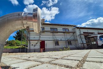 So sieht die neue Feuerwache in Lichtenau aus - Bis Ende August soll das Feuerwehrgerätehaus in Auerswalde fertig sein. Jetzt wird gepflastert.