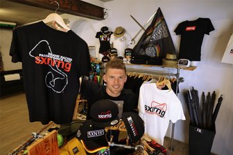 So sieht die ultimative Kollektion zum Moto-GP auf dem Sachsenring aus - Ron Richter mit seiner inzwischen siebenten Kollektion zum Thema Sachsenring. Er setzt auf hochwertige Bio-Baumwolle und hat inzwischen Stammkunden in ganz Deutschland - auch nach Japan und Australien hat er schon geliefert.