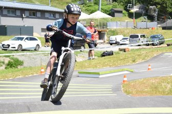 So sieht ein Experte den Radtourismus im Vogtland - Beim Vogtland-Bike-Festival in Schöneck konnten Kinder bei einem Pumptrack-Rennen ihr Können beweisen.