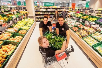 So sieht es im neugestalteten Plauener Kaufland aus - Frisch ans Werk: Die Auszubildenden Zoe Schumann, Benjamin Knoll und Stanislav Cucerov (von links) packen in der neugestalteten Obst- und Gemüseabteilung tatkräftig mit an.