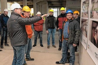 So sieht's künftig im neuen Speicher aus - Die Stadträte und der Bürgermeister haben sich zum Stand der Bauarbeiten informiert.