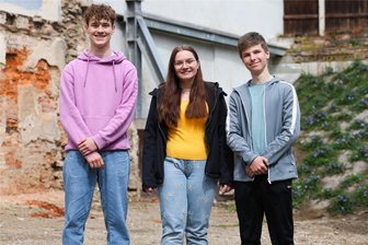 So soll der neue Treffpunkt für Jugendliche im Stadtkern von Markneukirchen aussehen - Leo Lutz (links), Linda Renz (Mitte) und Marvin Glas bilden die Jugend-Jury für die Gestaltung des Jugendtreffpunktes in Markneukirchen.