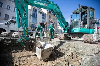 So soll der Plauener Klostermarkt jetzt grüner werden - In dieser Woche haben Arbeiten zur Umgestaltung eines Teils des Klostermarktes begonnen. Henry Brandt (links) und Jens Bochmann von einer Schönfelser Gartenbaufirma sind dabei.