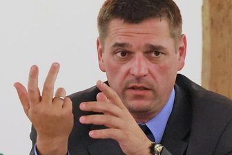 So soll Weischlitz Energie sparen - Der Weischlitzer Bürgermeister Steffen Raab (Freie Wähler) erwartet für die Gemeinde eine Energiekostenerhöhung im sechsstelligen Bereich. Gemäß der Energiesparverordnung sieht er sich gezwungen, den einen oder anderen Stecker zu ziehen.