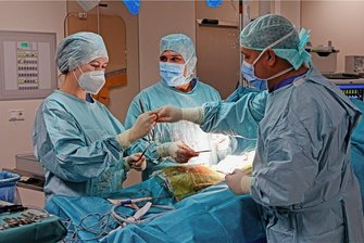 So sollen unnötige OPs verhindert werden - Bevor man der OP zustimmt, sollte man lieber einen zweiten Arzt fragen, ob sie wirklich nötig ist. Denn jede dritte ist das nicht.