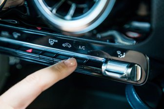 So sorgen Sie für angenehme Temperaturen im Auto - Klimaanlage: Ja. Arktis-Modus: lieber nicht. Als angenehm gelten 22 bis 25 Grad – zu kalt kann zu Kreislaufproblemen und Erkältung führen.