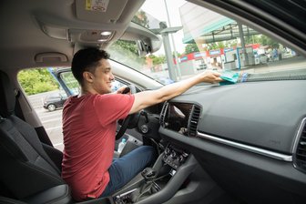 So sorgen Sie für klare Sicht im Auto - Scheiben verdrecken auch von innen. Da hilft nur regelmäßig putzen.