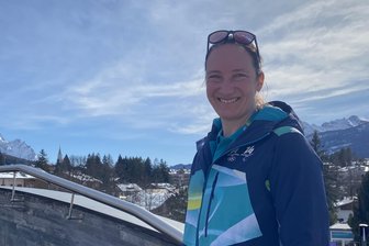So sorgt Olympiasiegerin Tatjana Hüfner als freiwillige Helferin für Ruhe am Start des Eiskanals - Als eine der tausenden Volunteers lernt Rodel-Olympiasiegerin Tatjana Hüfner in Italien die Winterspiele noch einmal von einer anderen Seite kennen.