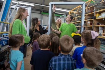 So spannend ist das Handwerk: Kita-Kinder besuchen Plauener Fensterbauer -